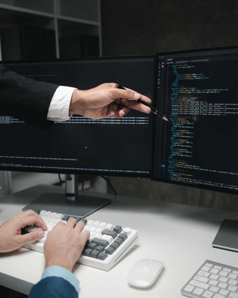 Özel yazılım geliştirme çift monitör kod incelemesi