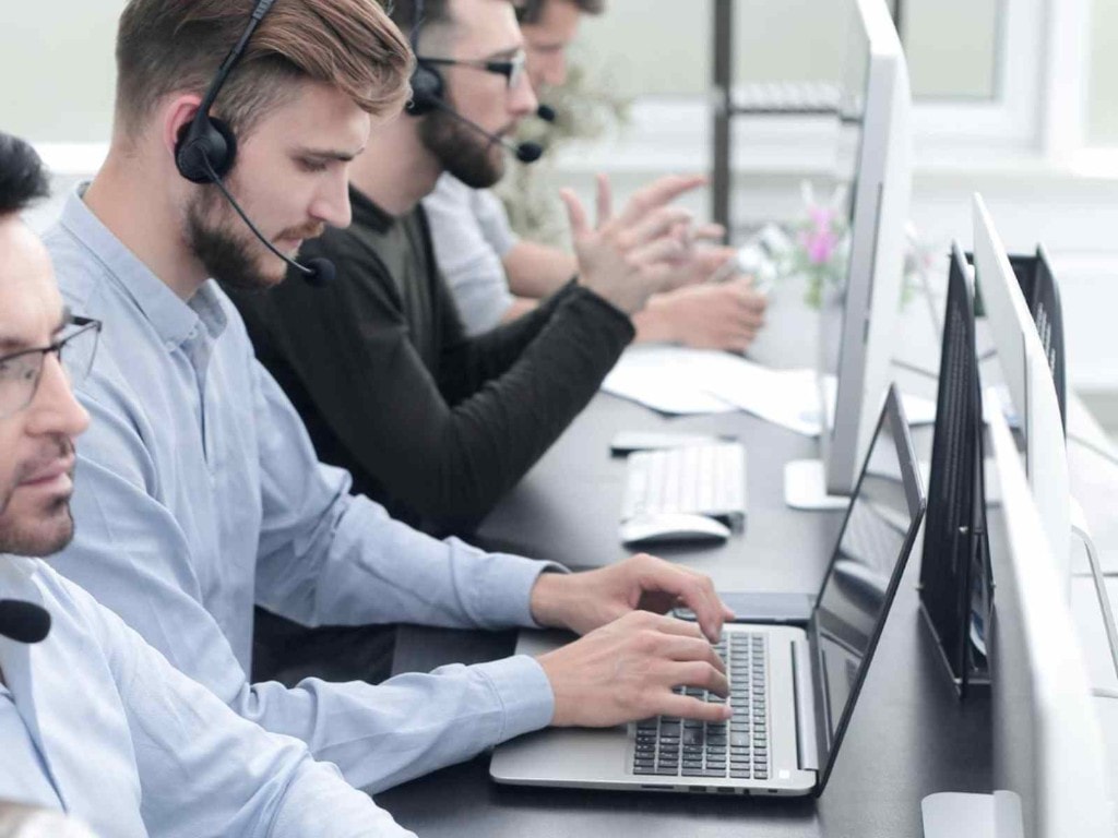 IT destek hizmetleri helpdesk ekibi headset