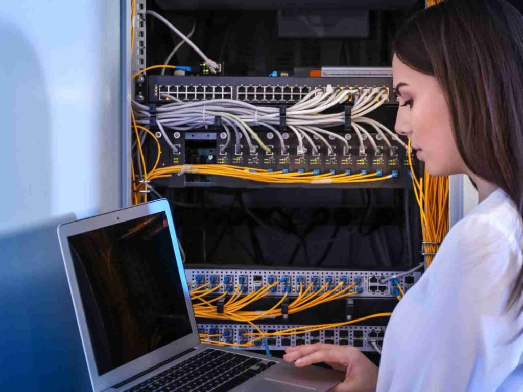 Ağ altyapısı kurulumu patch panel kablo yönetimi